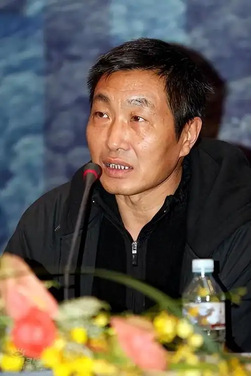 老演员父女对比刘亚津的女儿气质出众杜源的女儿是父亲的骄傲