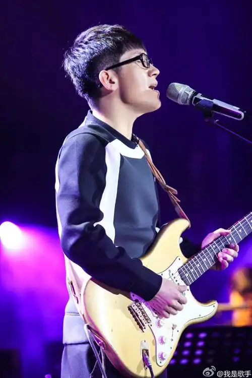 我是歌手#@金志文-gt彩排私照,本周,金志文抱着吉他演唱了一首将近半