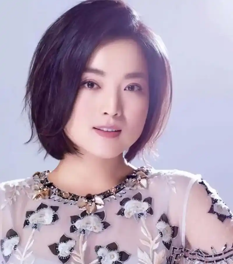 歌手白雪: 38岁与富豪离婚,二婚嫁小8岁东北小伙,如今怎样了