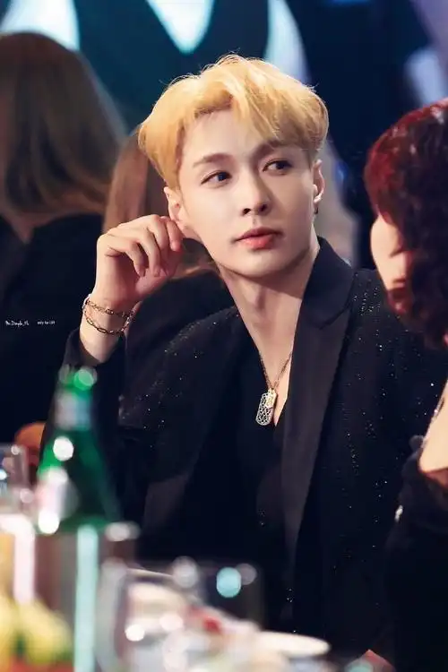 张艺兴晒了与林允儿合照