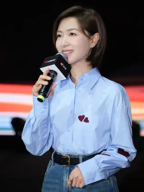 万茜与春晖妈妈共绘温情