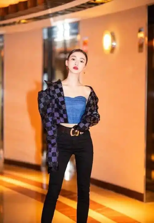 原创吴谨言的腰带是史上最宽的腰带从肚子勒到了胃这曲线让人看呆