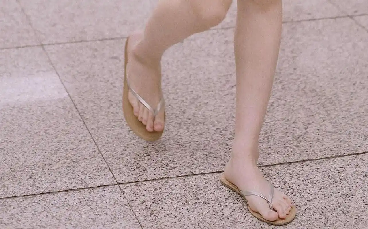 火箭少女101傅菁的街拍人字拖美足,带着天然的芬芳,令人心生敬仰.