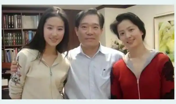 这张照片是刘晓莉和咱们熟知的演员舒畅,就是演过《宝莲灯》里那个