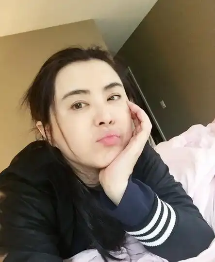 王祖贤最新自拍托腮撅嘴 梳马尾像大学生