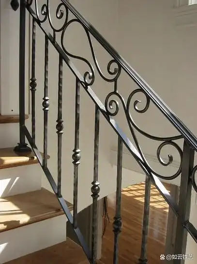 西安铁艺楼梯栏杆的选择一般和楼梯栏杆的材质有关,所以不同材质的
