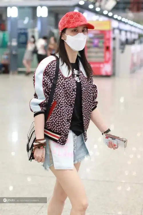 街拍黄圣依印花夹克外套牛仔短裤丝绒乐福鞋棒球帽亮眼时尚