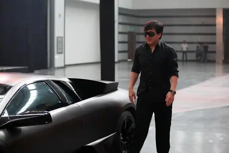 成龙大哥有一款"龙版"lp700,兰博基尼在会功夫的大人物面前妥协了.