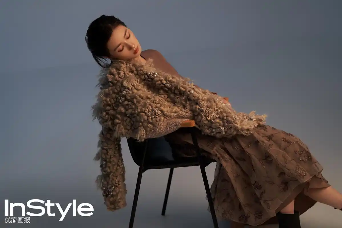 万茜封面写真大片,时尚优雅,精致迷人