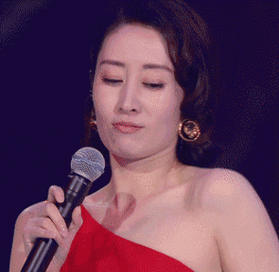 如何看待刘敏涛在演唱《红色高跟鞋》时的表情管理?