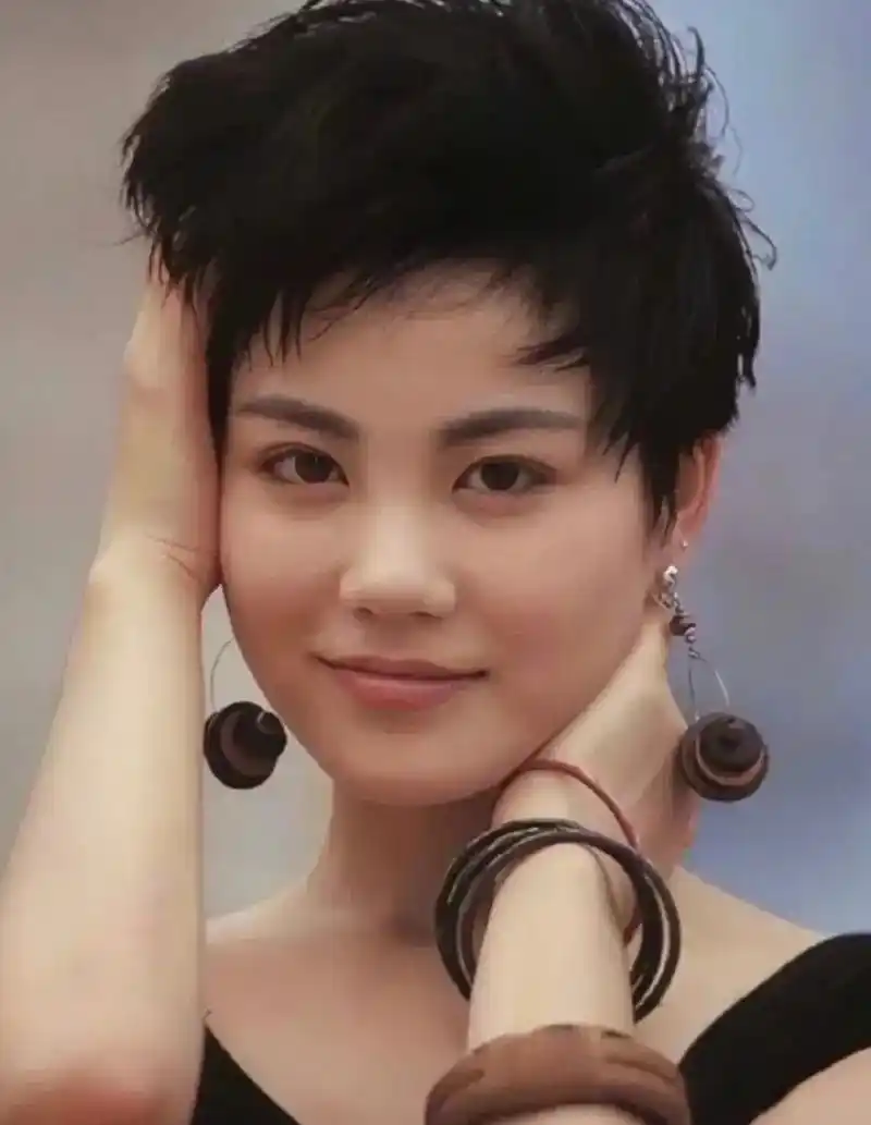 王菲20岁旧照曝光!