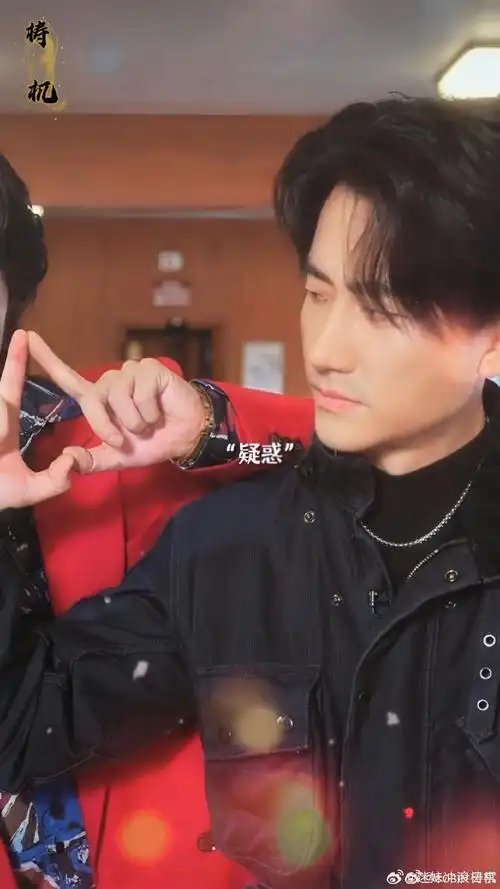 黄轩称电影中苗青山救了苗子文全家人的性命,面对观众的连连追问