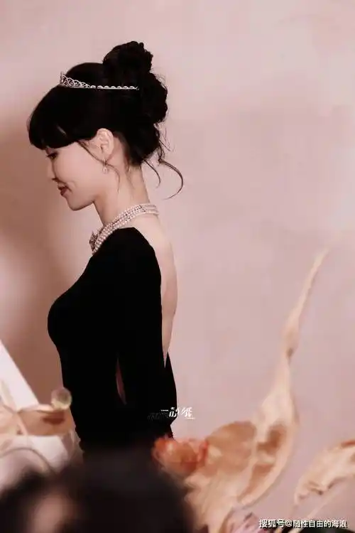 唐嫣出席上海蒂芙尼活动超美黑色露背长裙惊艳全场身材简直太棒啦