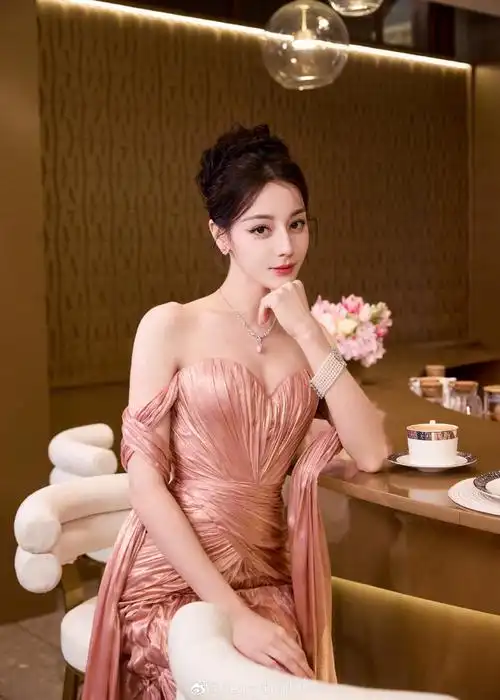 品牌方发的迪丽热巴