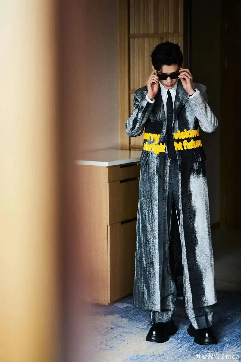 龚俊 #气场全开 #红毯造型 #时尚芭莎 昨天最喜欢的几张 - 抖音