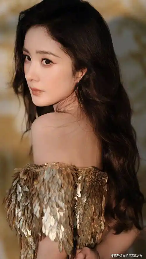 【杨幂性感写真美图】鎏金羽翼裙,华光漫溢,晶核代言人_游戏_造型