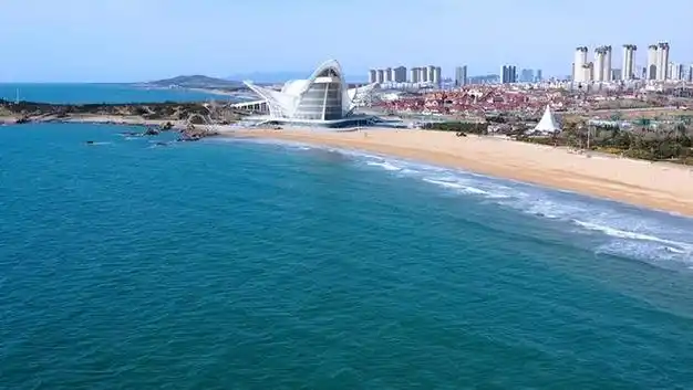 于2008年底被评为aaaa级景区的金沙滩位于开发区东南,南濒黄海,呈月牙