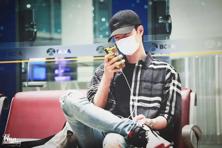 " 昼夜偷偷交换一个吻 吻痕叫作月亮" - 晚安 @uniq-王一博 cr:logo