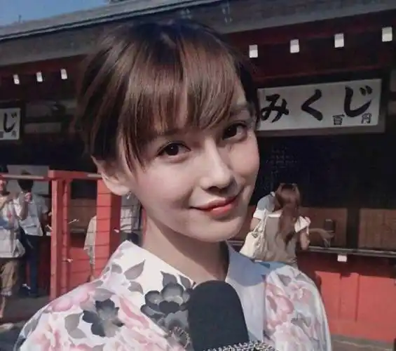 angelababy变脸前旧照流出,笑起来嘴歪脸严重畸形,有点像凤姐