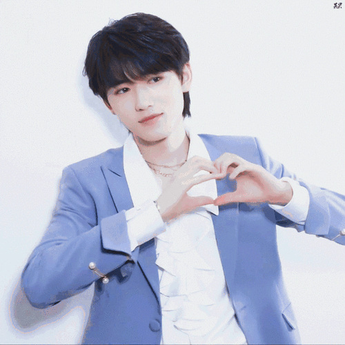 宋亚轩有你手势舞比心好甜##宋亚轩十八踔厉风禾尽起