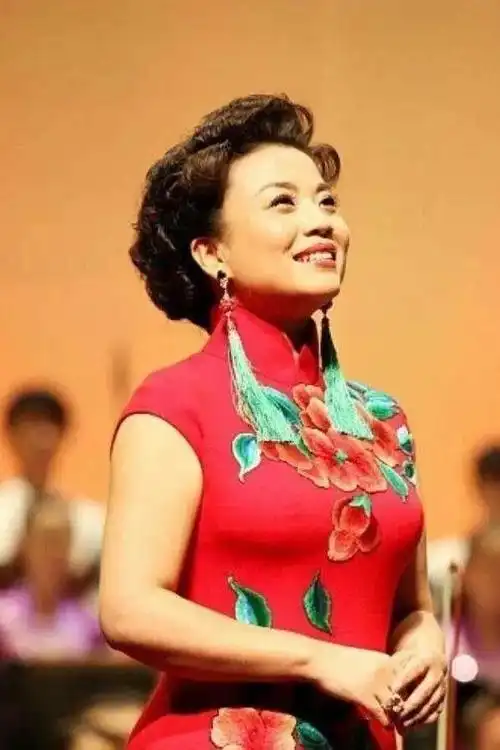 歌唱家张也成名背后有泪水54岁仍未婚是对离世父亲最大的愧疚