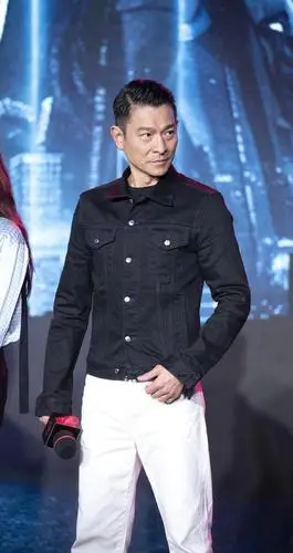 刘德华年近60岁帅气依旧!牛仔配白裤不输古天乐,魅力不减当年