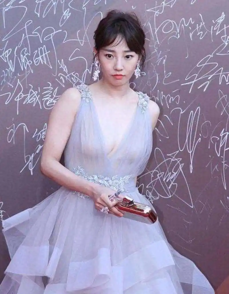 34岁白百何真疯狂!薄纱透视裙就快遮不住了,果然颜高人胆大!