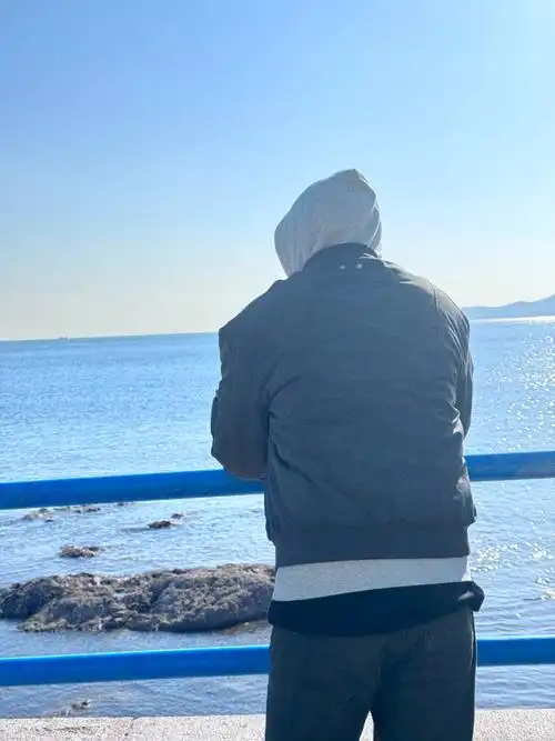 冬日男生海边穿搭