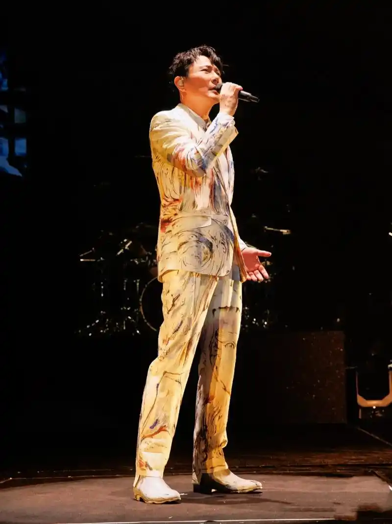 2023年张信哲西安演唱会.当第一首"爱如潮水"响起时全场已 - 抖音