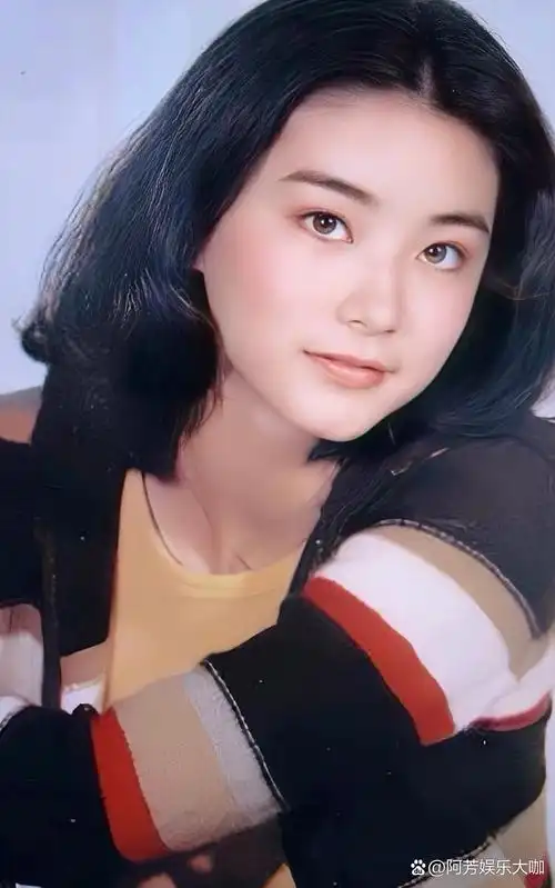 影坛巨星林青霞年轻时,长相倾国倾城,典型的纯天然美女,一位传奇女神