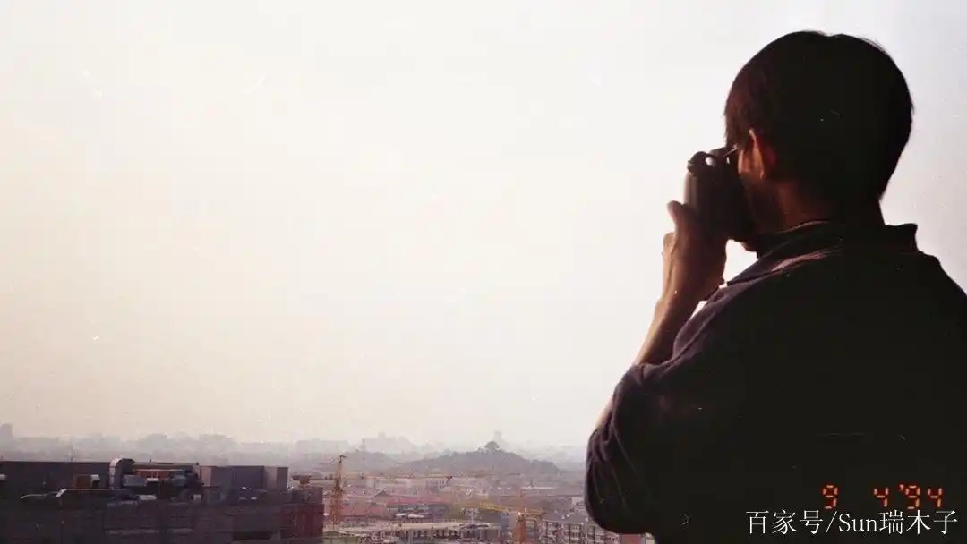 易烊千玺:胶片 眼镜的组合太绝了,氛围好棒!看帅哥背影好心动