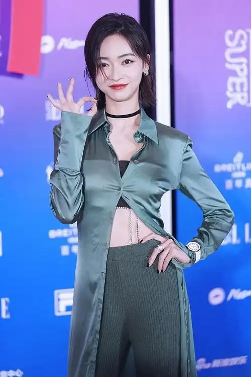 吴谨言身材真挺好,穿白色短上衣小秀身材,一丝赘肉都没有