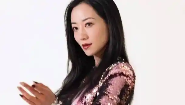 原创韩雪拍定妆照亮片装尽显37岁知性美纸片人身材让人羡慕