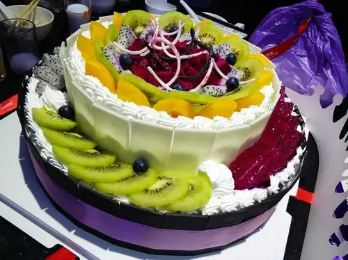 两个大蛋糕齐登场,上头铺满了水果,好几种水果搭配,卖相很是不错
