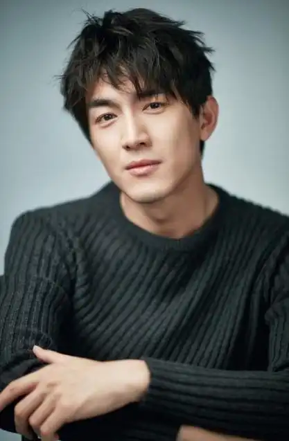 林更新携女友高调逛街!11岁年龄差被批老牛吃嫩草,女方撞脸谢娜