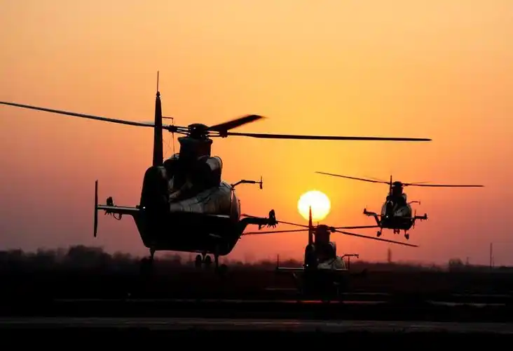 组图兰州军区陆航机群黄昏出击