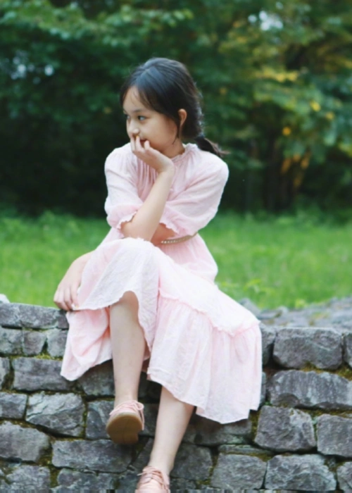 刘楚恬怕是被上帝吻过腿穿过膝长裙还能走出130cm腿