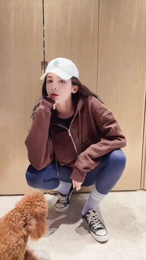 也能看出古力娜扎十分喜欢能够展示优美的身材的运动紧身裤,这种穿搭