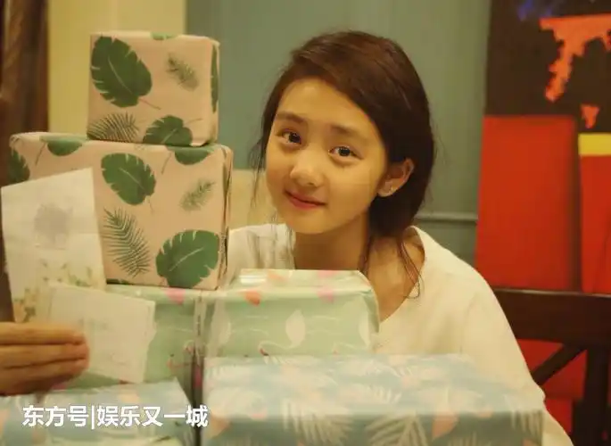 都说黄磊大女儿很美,看了小糯米的正面照,才知啥叫"逆天颜值"