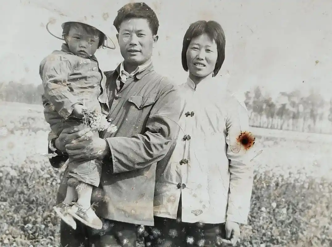 翻开张张老照片,都是满满的回忆.看看以前的老照片,张张都是美 - 抖音