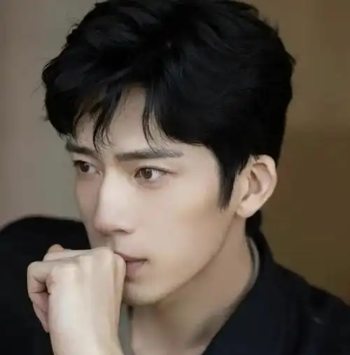 井柏然刘雯十指相扣,和李荣浩夫妇一同聚餐,经纪人用8个字回应