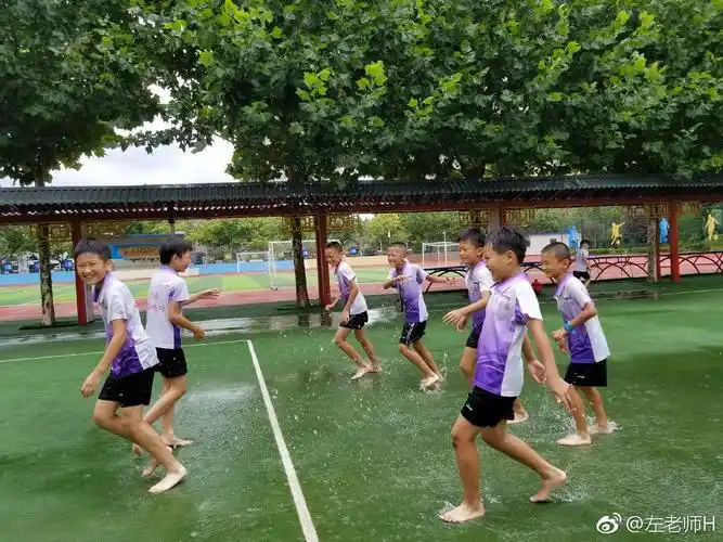 童年的欢乐就是那么简单  是赤脚奔跑在雨后操场上的那份无拘无束  是
