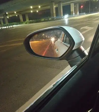 外后视镜很大,夜间也很清晰.