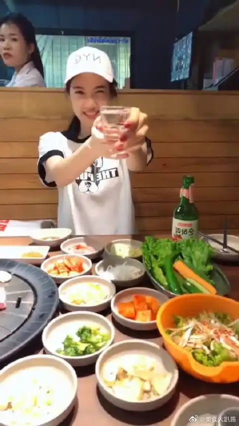 跟泰国女友第一次约会吃饭,一个劲让我喝白酒