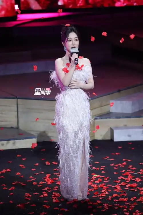 杨紫长相思演唱会哭了##杨紫流光羽毛裙##杨紫逆应援##扶杨紫的小姐