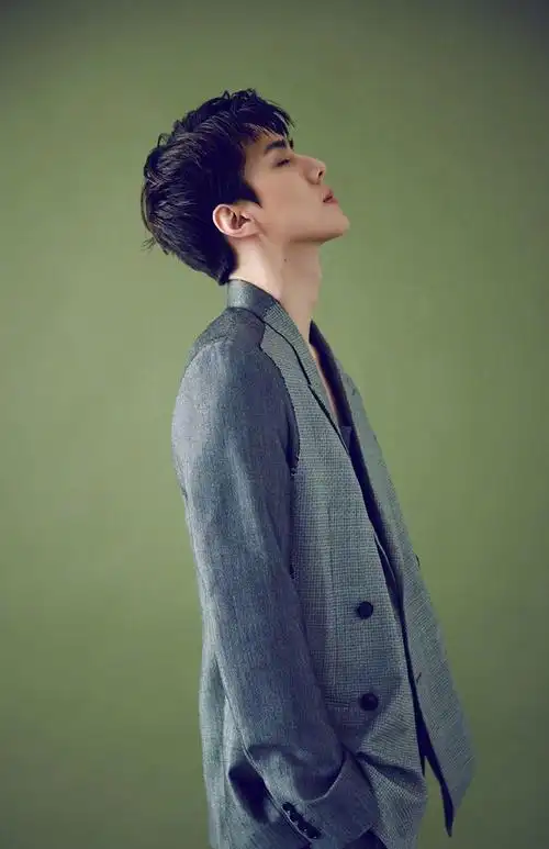 吴世勋帅气撩人时尚写真大片28