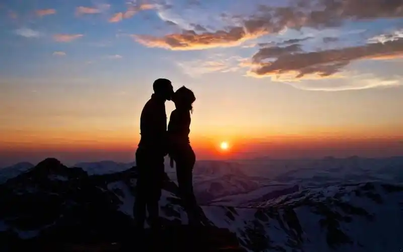 爱情靠的不是一个人的主动而是需要两个人彼此的珍惜