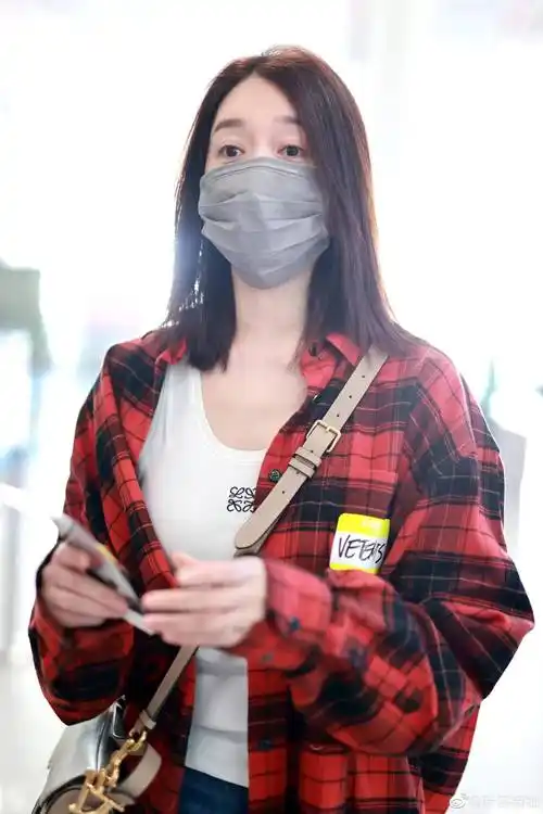 46岁李小冉现身机场,身穿白色背心搭配红色格子衬衫,休闲又减龄!