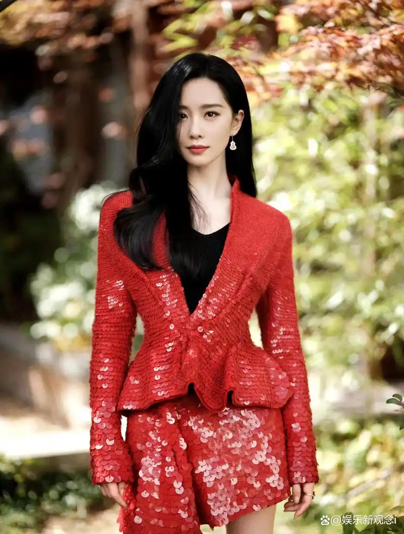 刘诗诗红色亮片短裙美腿动人