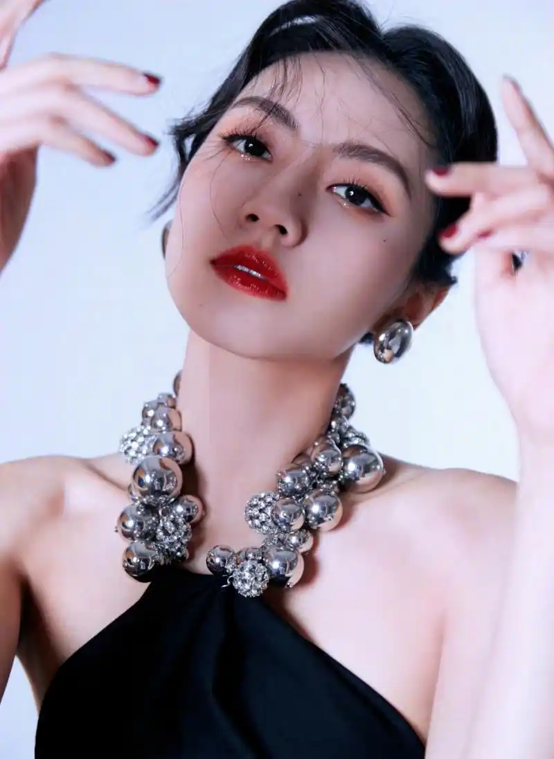 高贵冷艳,性感妖娆的#刘惜君# 貌似天仙,身材窈窕,婀娜多姿,修长美腿